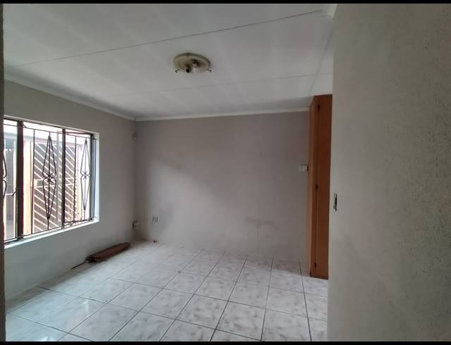 3 BEDROOM FREEHOLD FOR SALE IN DANVILLE